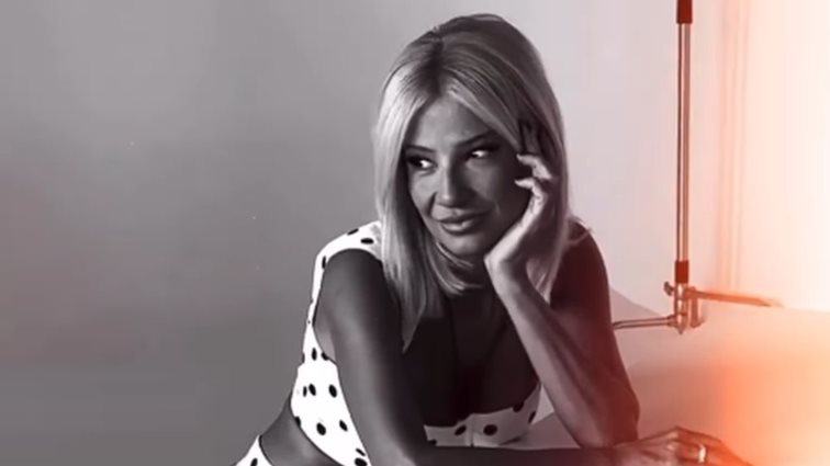 Η Φαίη Σκορδά σε backstage πλάνα με τoυς νέους συνεργάτες της