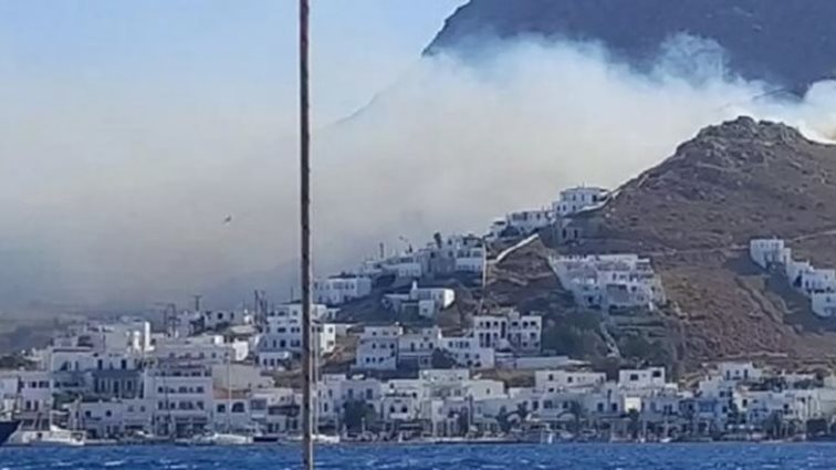 Φωτιά στη Σέριφο: Εφιαλτική νύχτα και σκληρή μάχη για να τεθεί υπό έλεγχο - Ζημιές σε σπίτια, αποθήκες και εκκλησίες