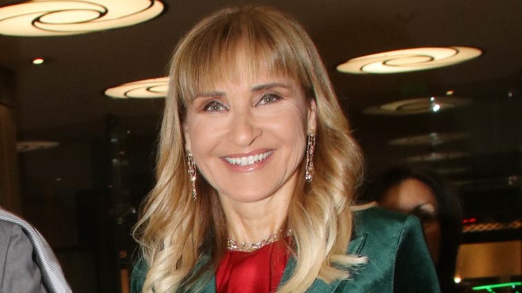 Η Μάρα Ζαχαρέα με λευκή γούνα σε χριστουγεννιάτικη αγορά