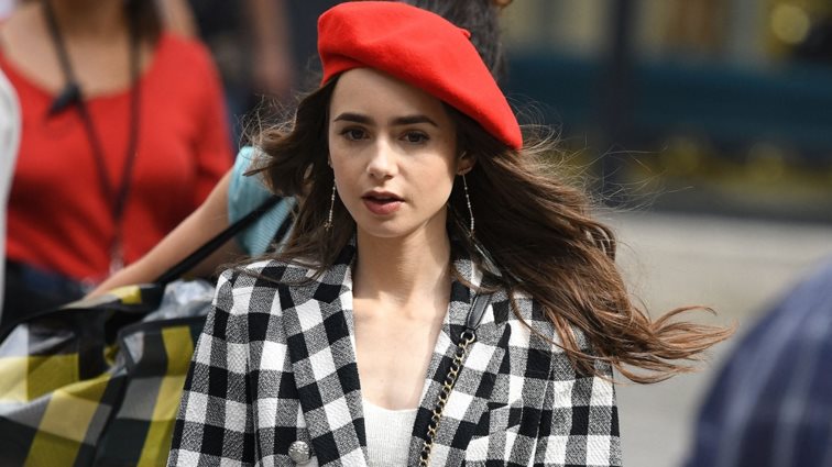 Lily Collins | Η φωτογραφία από το backstage του ‘Emily In Paris’ με δημιουργία Έλληνα σχεδιαστή