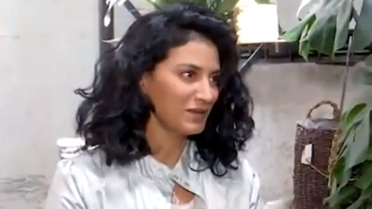 Ορόρα Αρζόγλου: "Με τον Κώστα Αρζόγλου δεν είχαμε αποκτήσει τη σχέση πατέρας – κόρης. Ήταν κάπως σαν να με "αγόραζε"  όταν ερχόμουν στην Ελλάδα"