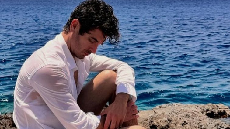 Ο Δημήτρης Γκοτσόπουλος φοράει μόνο το μαγιό του και απαγγέλει Γιώργο Σεφέρη