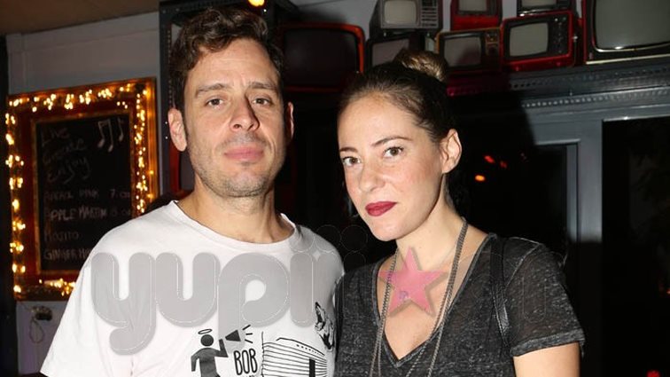 Αλεξάνδρα Ούστα: Με φουσκωμένη κοιλίτσα στο πλευρό του συζύγου της