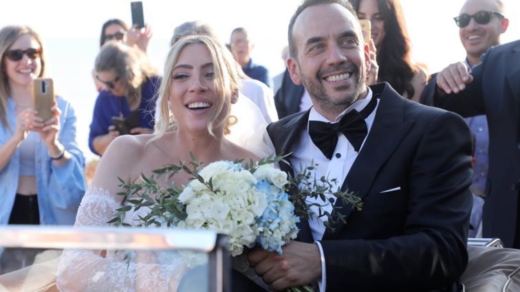 Πάνος Μουζουράκης &amp; Μαριλού Κόζαρη | Η πρώτη εμφάνισή τους μετά τη γέννηση της κορούλας τους