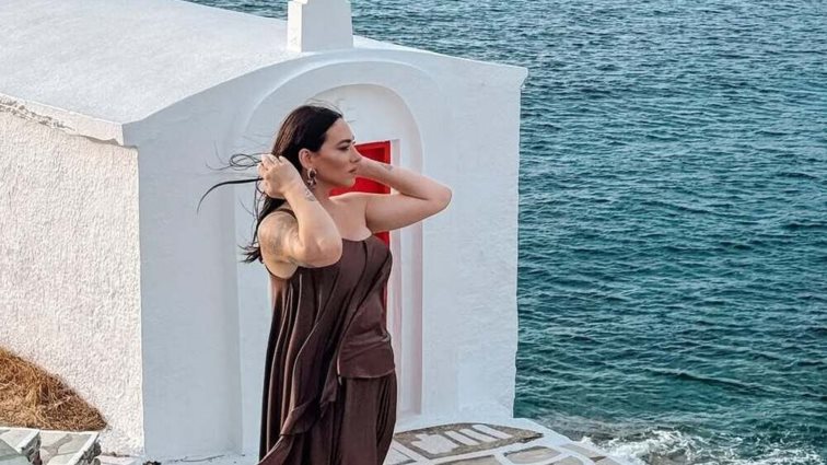 Οι αναρτήσεις της Ευρυδίκης Βαλαβάνη από τον γάμο της αδερφής της στην Κύθνο