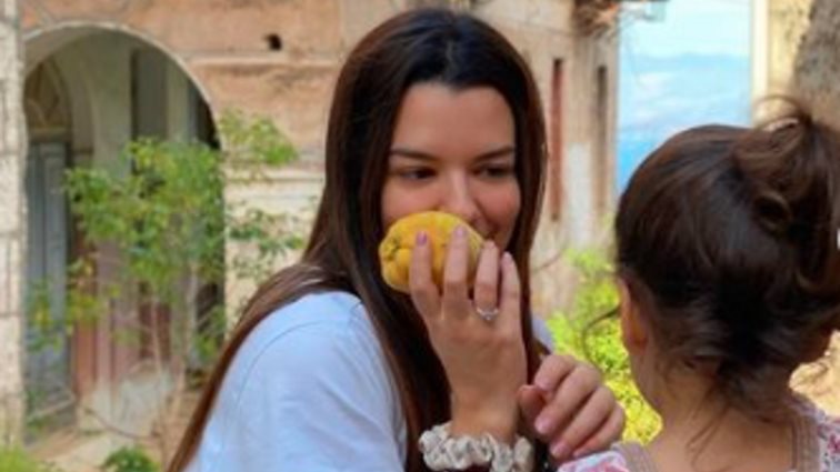 Η Νικολέττα Ράλλη πήγε πρώτη φορά στη θάλασσα χωρίς την κόρη της, Σόφη, και η αντίδρασή της τα "λέει" όλα