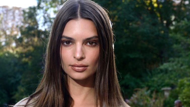 H Emily Ratajkowski μόλις έκοψε τα μαλλιά της στο πιο trendy cut της σεζόν