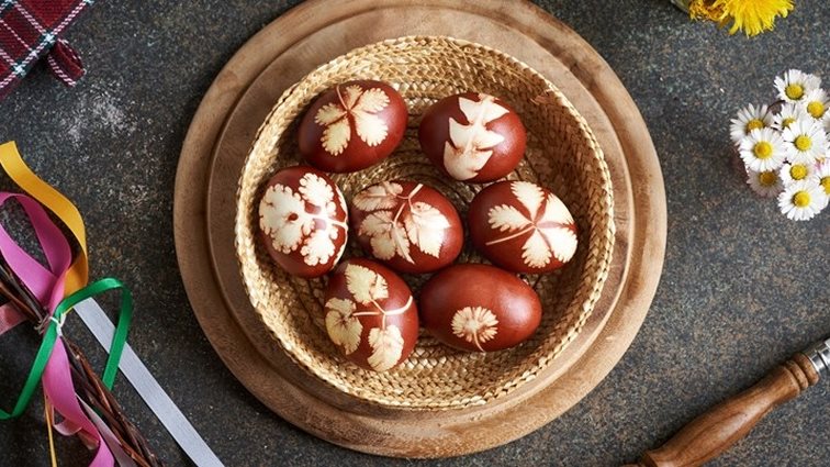 Βάψε τα αυγά σου… φυσικά! Η viral τεχνική που θα λατρέψεις φέτος το Πάσχα