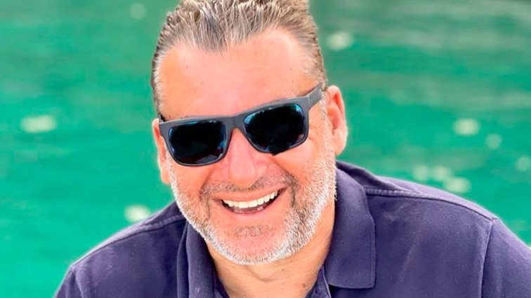 Ο Γιώργος Λιάγκας εξερευνά το Ιόνιο με τους γιους του και το σκάφος τους