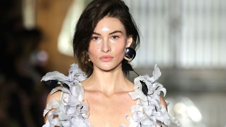 Το νέο άρωμα της Billie Eilish είναι η δήλωση που αξίζει να κάνεις αυτή την άνοιξη