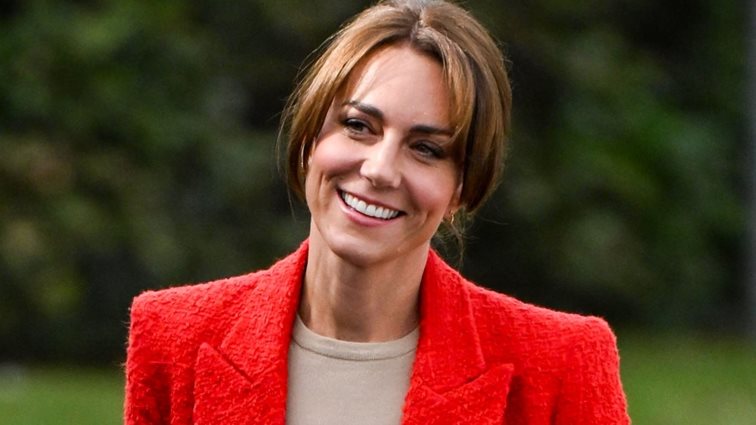 Το denim φόρεμα των 40 ευρώ που επέλεξε η Kate Middleton για την ανακοίνωση της νίκης της απέναντι στον καρκίνο