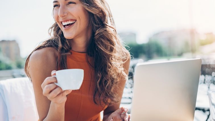 Πώς τα ρούχα επηρεάζουν τα συναισθήματά μας: Χτίσε μία «χαρούμενη» γκαρνταρόμπα

