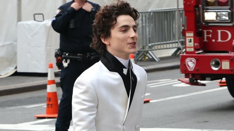 Hollywood Report | Τα backstage στιγμιότυπα από το Met Gala &amp; η εμφάνιση έκπληξη Pitt - Cooper