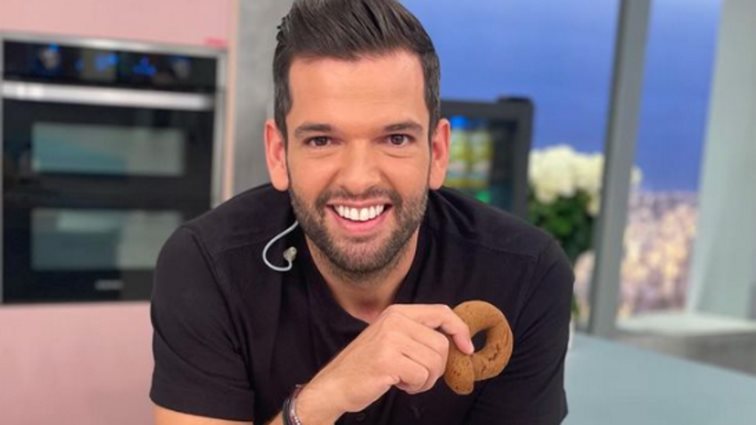 Ο Πέτρος Συρίγος στις πρώτες του διακοπές με τη δύο μηνών κόρη του!