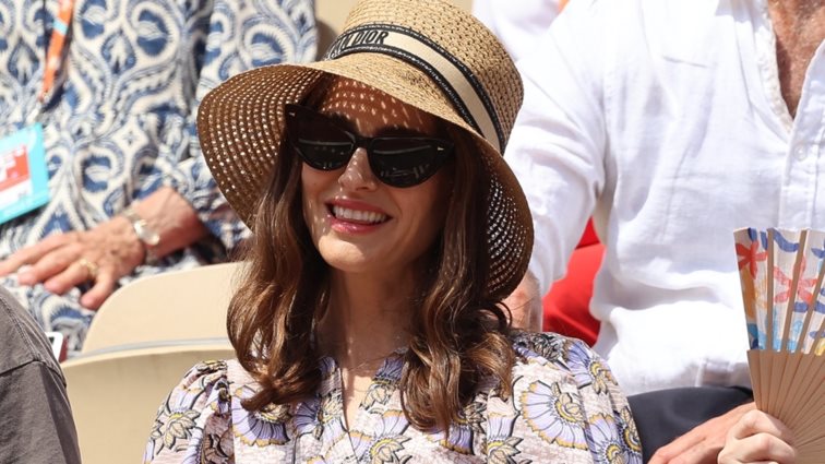 H Natalie Portman στις διακοπές της στη Μύκονο με τα σανδάλια που έχεις κι εσύ στη ντουλάπα σου