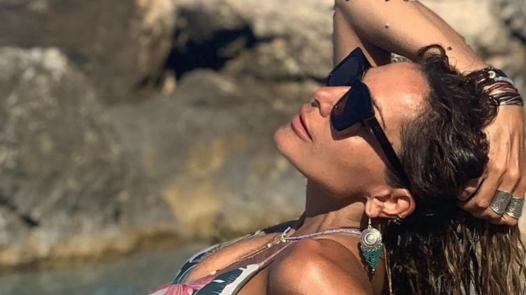 Δέσποινα Βανδή: Ποζάρει χωρίς ρετούς &amp; αποκαλύπτει τι σημαίνει για εκείνη καλοκαίρι