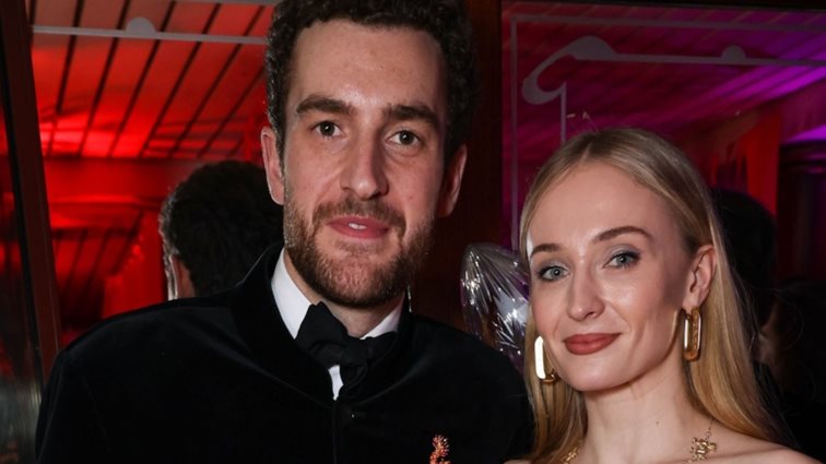 Το τεράστιο διαμαντένιο δαχτυλίδι της Sophie Turner πυροδοτεί φήμες για αρραβώνα με τον Peregrine Pearson