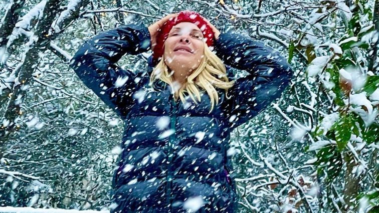 Η Ελένη Μενεγάκη ποζάρει σαν μικρό παιδί στο χιόνι