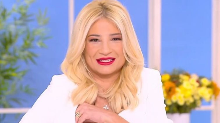 Η Φαίη Σκορδά με ανοιχτό φόρεμα: "Πάλευαν 10 άτομα να κουμπώσουν το φερμουάρ μου"