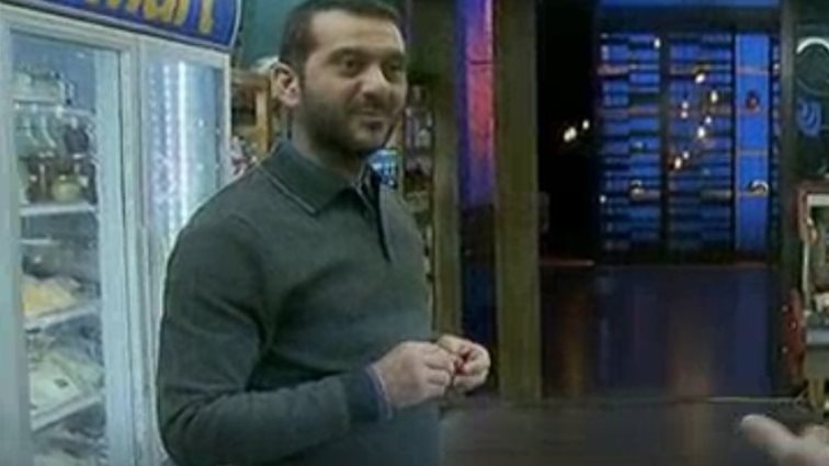 Viral of the Day: Απολαυστικός Λεωνίδας Κουτσόπουλος έπιασε κουβεντούλα με τον Μπέλλο τρώγοντας φράουλες στο πλατό του Masterchef