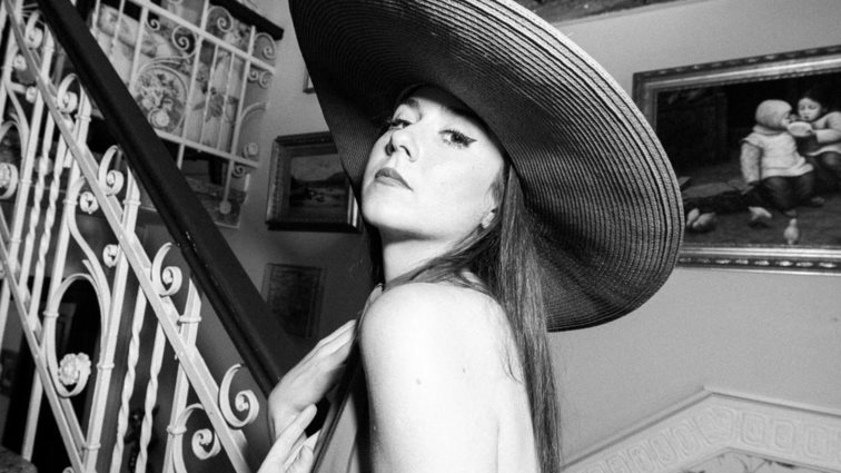 Χριστίνα Σαμαρά | Κυκλοφόρησε το video clip για το κομμάτι &quot;Hotel Gatto Perso&quot;