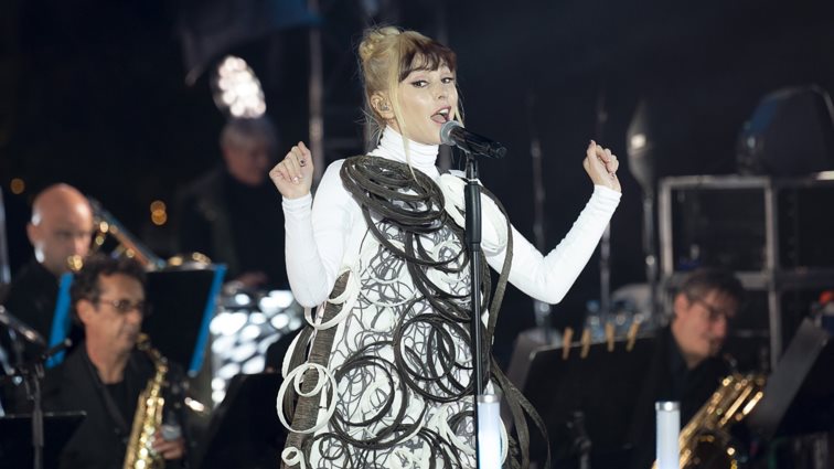 H εκκεντρική εμφάνιση της Τάμτα στην φωταγώγηση του χριστουγεννιάτικου δέντρου της Αθήνας