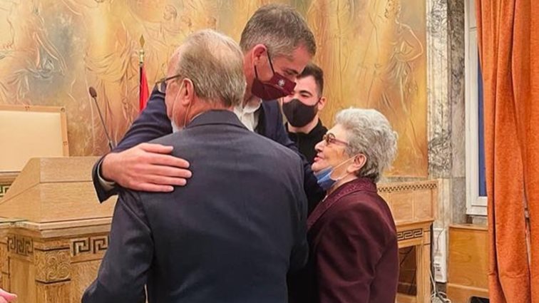 Μια υπέροχη ιστορία αγάπης | O Κώστας Μπακογιάννης πάντρεψε ζευγάρι ηλικιωμένων