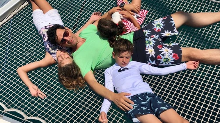 Σάκης Ρουβάς: Η συγκίνηση του τραγουδιστή με την έκπληξη των παιδιών του