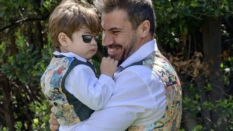 Ο πιο στοργικός μπαμπάς | Ο Άκης Πετρετζίκης μαζί με τα παιδιά του στο στο αγαπημένο πάρκο των παιδιών