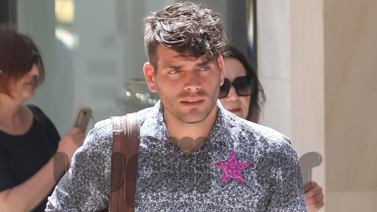 Χρήστος Μπάρκας: Πετάει το μπλουζάκι και ποζάρει όπως δεν τον έχετε ξαναδεί!