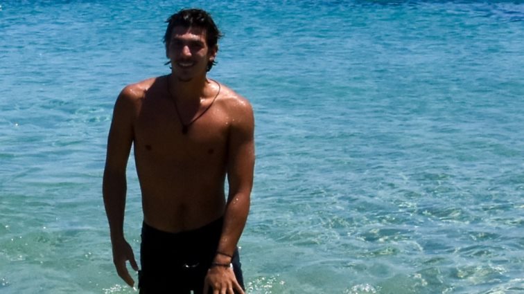 Φρεσκοχωρισμένος ο Παύλος Γαλακτερός έκανε... απόβαση στη Μύκονο - Μαζί με μπαμπά Νάσο &amp; τη Νικολέττα από το Survivor