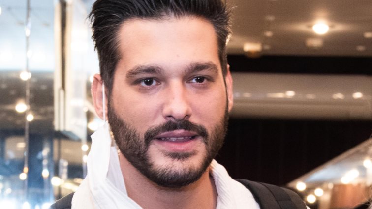 Αυτός είναι ο Φοίβος Παπαδάκης, γιος του Γιώργου Παπαδάκη, που κάνει πρεμιέρα στο OPEN τη Δευτέρα με τη Μάριον Μιχελιδάκη