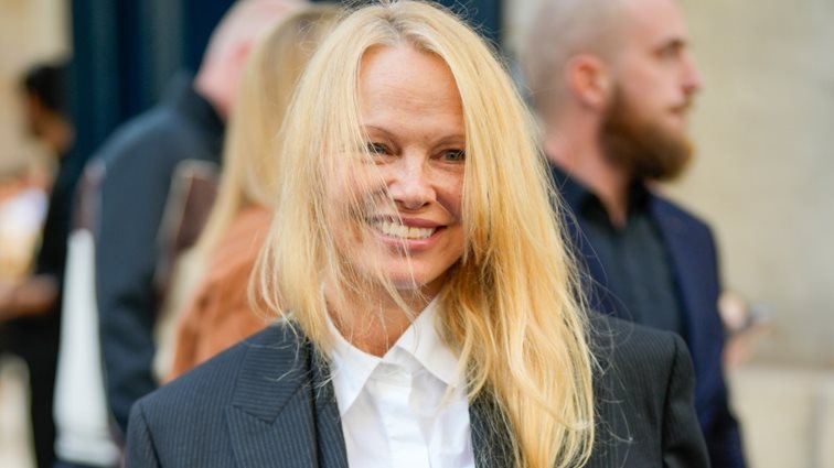"Χαίρομαι που πέρασε ένα θετικό μήνυμα" | H Pamela Anderson σχολιάζει την επιλογή της να μη φορά μακιγιάζ