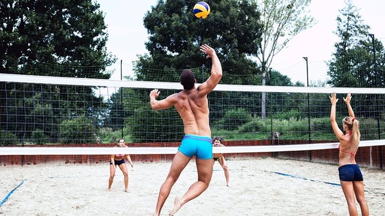 Summer Gym: Τα καλοκαιρινά αθλήματα που καίνε τις περισσότερες θερμίδες
