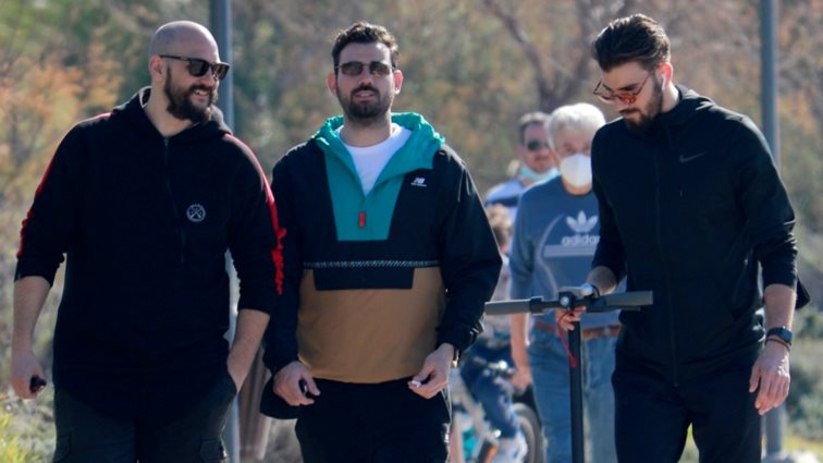 Ο Νίκος Πολυδερόπουλος σε paparazzi στιγμιότυπα δίπλα στη θάλασσα