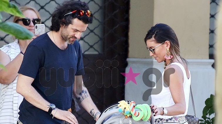 Αθηνά Οικονομάκου – Φίλιππος Μιχόπουλος: Στο κέντρο της Αθήνας με τον γιο τους