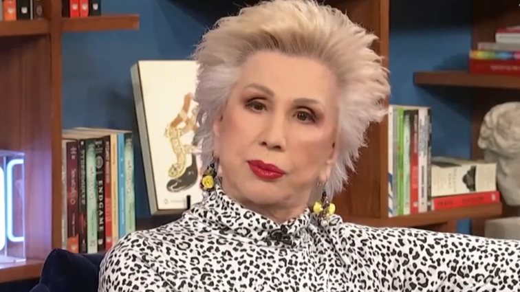 Μπέτυ Βακαλίδου: "Έμαθα για τον θάνατο της μητέρας μου από τα ΚΕΠ"