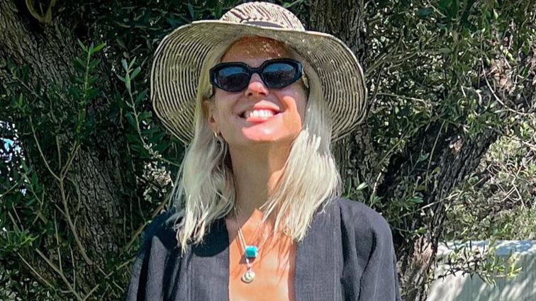 Πώς θα φορέσεις ένα glam φόρεμα από το πρωί έως το βράδυ; Η Χριστίνα Κοντοβά προτείνει