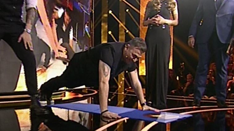Αντώνης Ρέμος: Έκανε push-ups επί σκηνής, επειδή έχασε το στοίχημα με τη Βανδή: Δείτε το video!