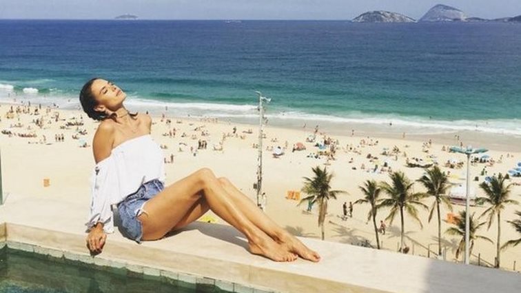 Alessandra Ambrosio: Βρίσκεται στην Ελλάδα: Οι πρώτες φωτογραφίες από τις διακοπές στην Πάρο!