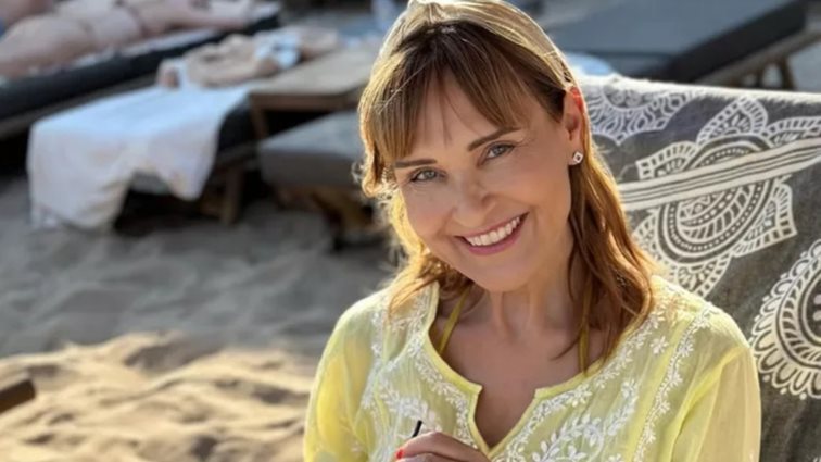 Μάρα Ζαχαρέα | Με τιρκουάζ μπικίνι και cocktail στο χέρι παρατείνει το καλοκαίρι