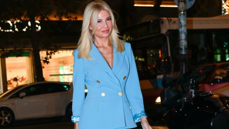 Η Φαίη Σκορδά πιο εντυπωσιακή από ποτέ στη βραδινή της έξοδο