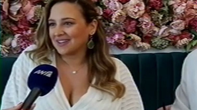 Κλέλια Πανταζή
: Προσεχώς μαμά! Η τηλεοπτική εμφάνιση με φουσκωμένη κοιλίτσα &amp; η απάντηση στις άκομψες ερωτήσεις για τα κιλά της