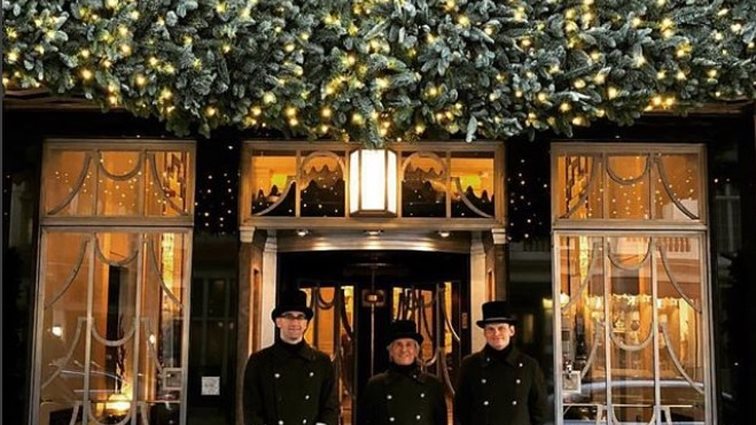 Karl Lagerfeld: Σχεδίασε το χριστουγεννιάτικο δέντρο του Claridge&#39;s