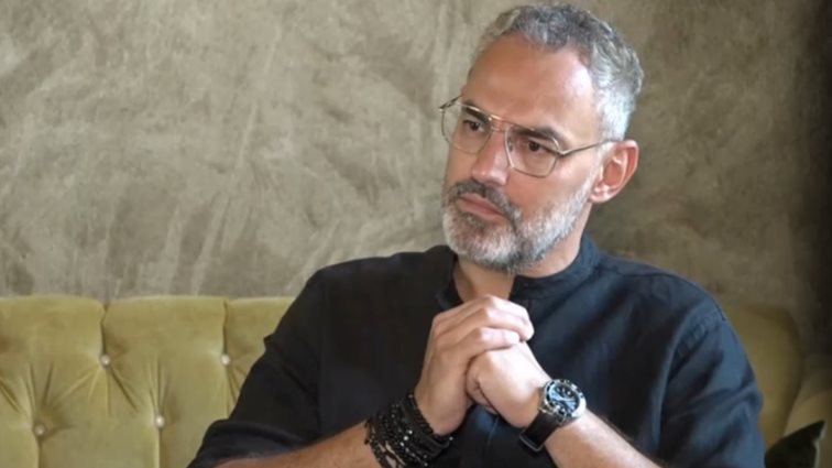 Νίκος Συρίγος: "Η πρωτότοκη κόρη μου δεν είναι βιολογικό μου παιδί"