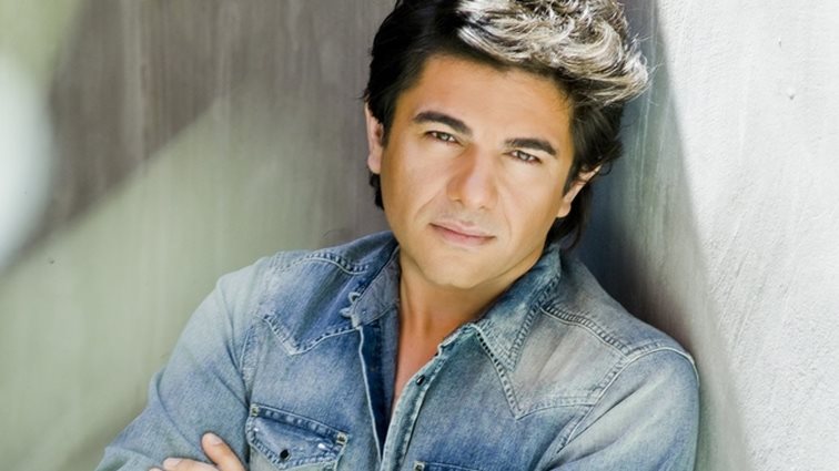 Νίκος Κουρκούλης: Επέστρεψε στην Ελλάδα: Με ποιον διάσημο τραγουδιστή θα εμφανίζεται και πού;