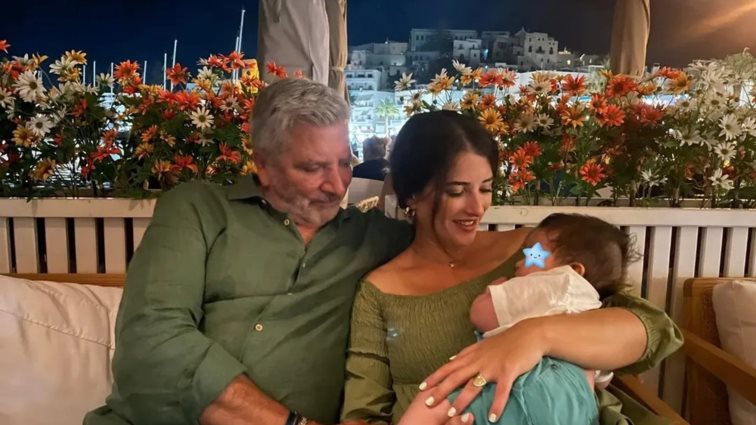 O Γιώργος Πατούλης και η Νάνσυ Κοιλού με τον 6 μηνών γιο τους στη Νάξο