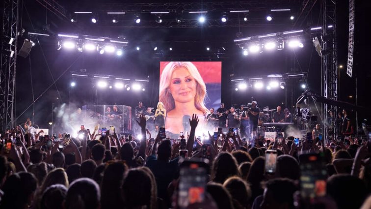 Μάγεψε η Νατάσα Θεοδωρίδου σε ένα κατάμεστο Κατράκειο