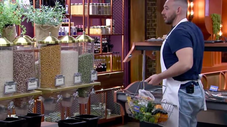 MasterChef | Ο Λεωνίδας Κουτσόπουλος απαγόρευσε στο Γιάννη να πάρει το ξεχασμένο υλικό: "Όχι, όχι Γιάννη, το αφήνεις"