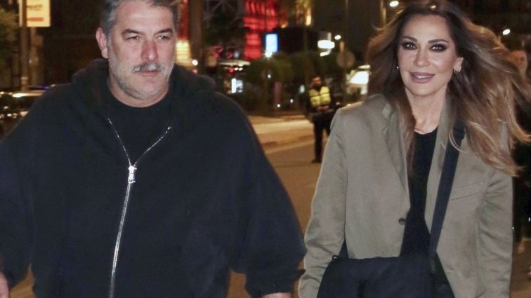 Δέσποινα Βανδή &amp; Βασίλης Μπισμπίκης χεράκι- χεράκι σε νεά βραδινή έξοδο